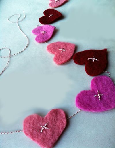 February Treats, Valentine Craft Decorations, Valentine Garland, Diy Valentine's Day Decorations, Valentine Banner, Rit Dye, Valentine Projects, Diy Valentine, Felt Garland