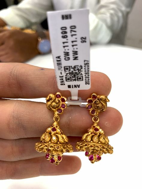 Jumkas Gold, Gold Jhumkas, Choker Necklace Designs, Antique Gold Jewelry Indian, Fancy Necklace, Bride Jewelry, Antique Gold Jewelry, Gold Bride Jewelry, Gold Ornaments