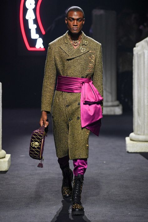 MOSCHINO AW19 for LFWM, *photo by Salvatore Dragone* Crazy Outfits Men, Runway Men, Afrofuturism Art, Gender Fluid Fashion, Dark Academy, Dandy Style, Mode Editorials, Menswear Runway, Male Fashion Trends