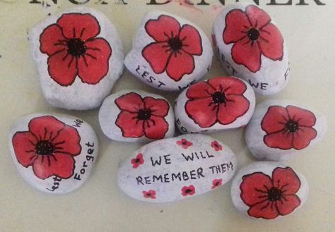 Remembrance Poppies, Poppy Craft For Kids, Lest We Forget Anzac, Remembrance Day Activities, Remembrance Day Art, Poppy Craft, Remembrance Day Poppy, Remembrance Poppy, Dog Fabric