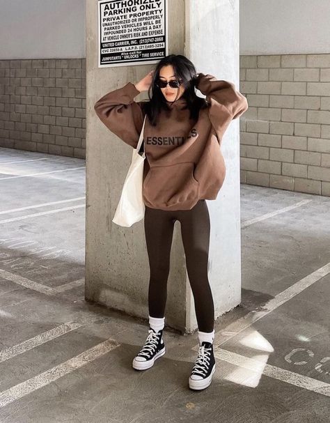 @allisongunderson Converse Leggings Outfit, Aesthetic Outfits With Leggings, Converse With Leggings, Brown Leggings Outfit, Leggings Outfit Fall, Look Legging, Fair Outfits, Kleidung Diy, Outfits With Converse