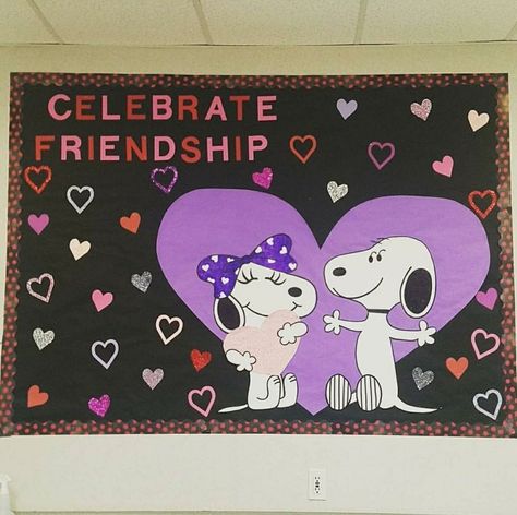 Snoopy Valentines Day Bulletin Board, Computer Classroom Decor, Snoopy Decorations, Valentines Door Decorations Classroom, Snoopy Classroom, Classroom Bulletin Boards Elementary, Minnie Mouse Valentines, Snoopy Valentine's Day, Valentine Bulletin Boards