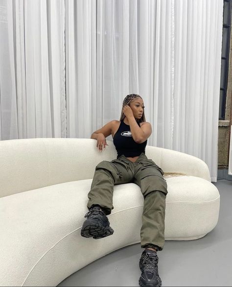 Chill Concert Outfit, Balenciaga Track Sneakers Outfit, Lounge Outfits Black Women, Balenciaga Track Outfit, Balenciaga Sneakers Outfit, Balenciaga Outfit, Track Outfits, Sneaker Outfits Women, Streetwear Inspo