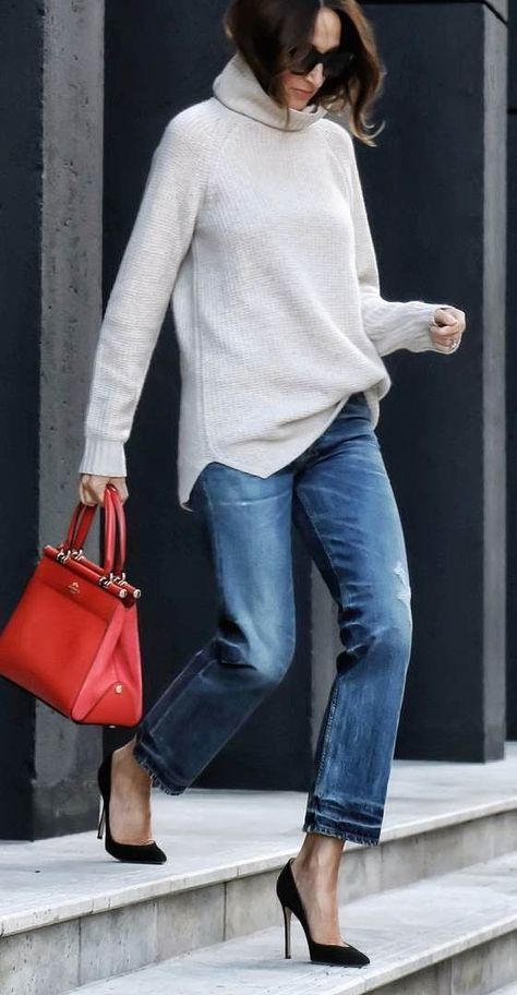 Fall Winter Style, Jeans Trend, Fall Fashion Coats, Mode Tips, Mode Jeans, Mode Casual, Outfit Jeans, Red Handbag, Ținută Casual