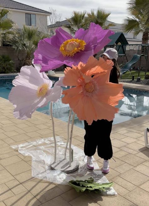 Making Giant Paper Flowers, Large Petal Flowers, Giant Tissue Paper Flowers Diy Tutorials, Making Giant Flowers, Big Tissue Paper Flowers Diy, Oversized Flowers Decor, Giant Diy Flowers, Diy Giant Flowers How To Make, How To Make Giant Flowers