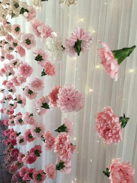 Pink Floral Decorations, Pink Party Wall Decor, Pink Picture Backdrop, Rose Backdrop Diy, Pink Bridal Shower Backdrop Ideas, Flower Drops Decoration, Girly Backdrop Ideas, Coquette Backdrop, Rose Photo Backdrop