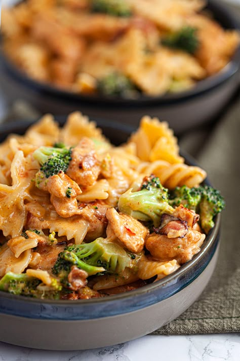 Romige paprika pasta met broccoli, kip en katenspek. - Eten met Danielle Paprika Pasta, Diner Recipes, Broccoli Pasta, Healthy Foodie, I Love Food, How To Cook Pasta, No Cook Meals, Pasta Dishes, Pasta Recipes