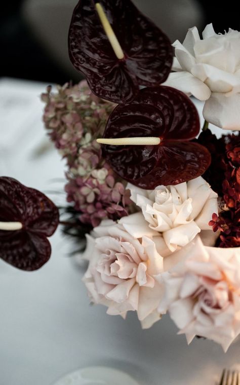 Modern Moody Wedding Decor, Brown Burgandy Wedding, Moody Flower Centerpieces, Dark Floral Centerpieces, Burgundy Flower Centerpieces, Moody Floral Arrangements, Moody Modern Wedding, Summer Wedding Colors Schemes, Romantic Moody Wedding