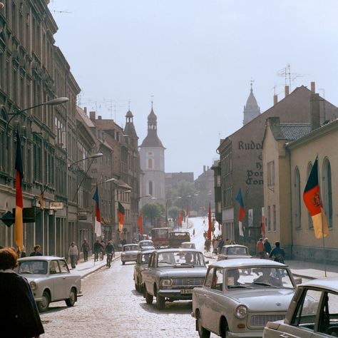 DDR-Bilde von Thomas Billhardt Ddr Aesthetic, East German Car, Old Germany, History Of Germany, Back In The Ussr, Before The Fall, East Berlin, East Europe, Berlin Wall