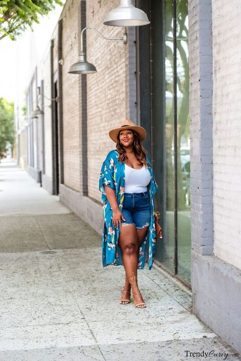 Looks Com Short Jeans, Kimono Styling, Looks Com Short, Plus Zise, Cute Summer Outfit, Outfit 2023, Chic And Curvy, Plus Size Summer Outfits, Fashionably Late