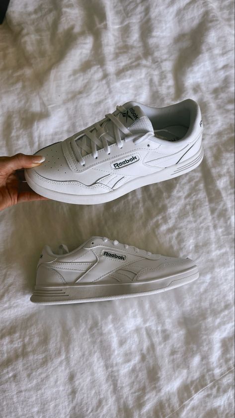 White Shoes Reebok, White Sneakers Reebok, White Everyday Shoes, Reebok Court Advance Outfit, Everyday White Sneakers, Business Sneakers Women, All White Sneakers Women, White Sneaker Aesthetic, White Everyday Sneakers