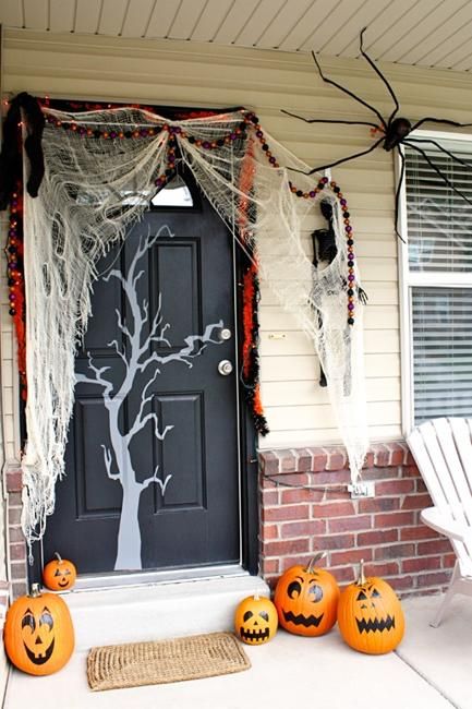 Entryway Decorating Ideas to Welcome Trick-or-Treat Guests, 55 Friendly Halloween Ideas Diy Halloween Porch, Cheap Halloween Diy, Halloween Front Door Decorations, Cheap Diy Halloween Decorations, Dekorasi Halloween, Halloween Diy Outdoor, Halloween Front Doors, Image Halloween, Casa Halloween