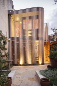 2012 Small Budget Projects - Tim Spicer Architects - Little Gore St Studio Timber Screen, Australian Beach House, Architecture Cool, Houses Architecture, Timber Screens, Timber Architecture, Australian Architecture, Timber Cladding, Architecture Exterior