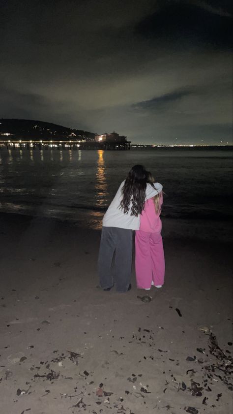 beach, night, dark, sea, ocean, sand, aesthetic, lights, nature, pier, malibu, friends, girls, teens, sweatpants Beach Bombfire Outfit, Beach Aesthetic With Bestie, Grunge Beach Pics, Beach At Night Friends, Beach At Night Aesthetic, Night Beach Pics, Pier Photos, Teen Girl Aesthetic, Aesthetic Teen Girl