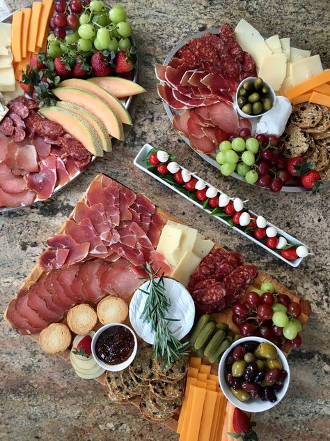 Croatian prosciutto, sausages and cheeses. Prosciutto Platter, Meze Platter, Cheese And Wine Party, Tattoos Celebrities, Outdoors Quotes, Croatian Cuisine, Cocktail Party Food, Design Tattoos, Healthy Holiday Recipes