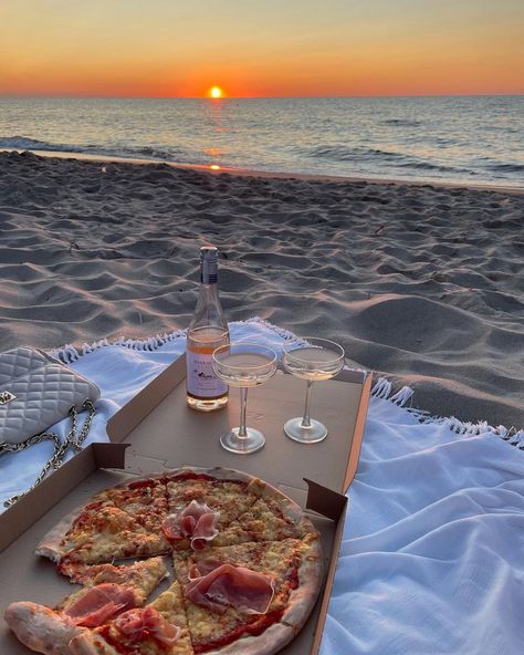 All posts • Instagram Romantic Beach Picnic, Dinner Date Aesthetic, Couples Dinner, Dream Dates, Romantic Date Night Ideas, Beach Dinner, Cute Date Ideas, Beach Date, Romantic Picnics