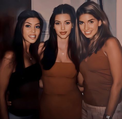 Kim K School Photo, Young Kourtney Kardashian, Kourtney Kardashian Young, Kim Kardashian 2000's, Young Kim Kardashian, Kim And Kourtney Kardashian, Kimberly Kardashian, Kim Kadarshian, 2000s Vibe