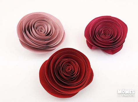 DIY pour réaliser une rose en papier | MOMES.net Bouquet Rose, La Rose, Paper Flowers, Floral Rings, Decorative Bowls, Origami, Flowers, Gifts, Art