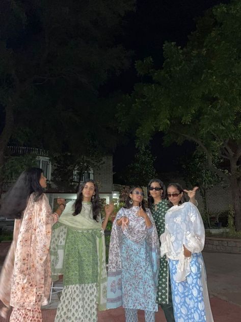 Gen Z Fits, Indian Friends Aesthetic, Library Friends, South Asian Aesthetic, Sisters Photoshoot Poses, Bff Poses, Desi Love, Sisters Photoshoot, Desi Wear