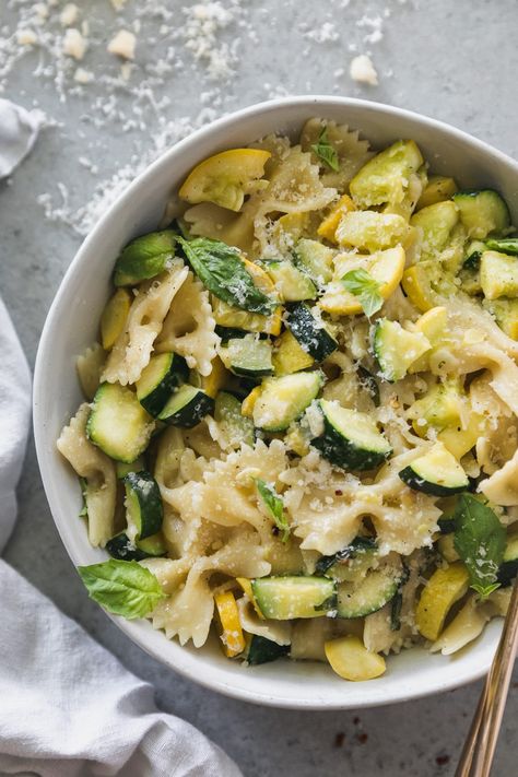 Zucchini Bow Tie Pasta, Zucchini Yellow Squash, Oil Pasta, Gold Fork, Wallpaper Food, Olive Oil Pasta, Summer Zucchini, Pastas Recipes, Squash Pasta