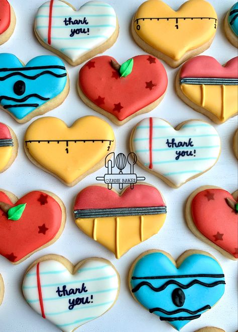 Cookies For Teachers Appreciation, Cookies For Teachers, Icing Cookies Tutorial, Fondant Biscuits, Teacher Cookies, Flowers Cookies, Heart Shaped Sugar Cookies, Royal Icing Decorated Cookies, Valentine Cookies Decorated