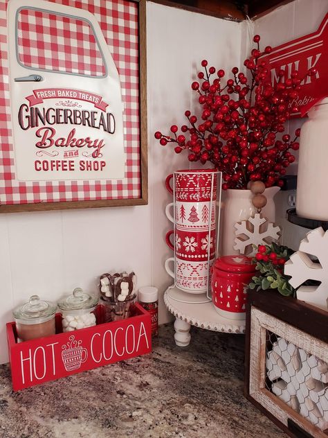 Small Hot Cocoa Bar, Hot Chocolate And Coffee Bar, Christmas Coffee Station, Coffee Bar Christmas, Christmas Hot Chocolate Station, Diy Bars, Chocolate Station, Yeri Mua, Christmas Corner