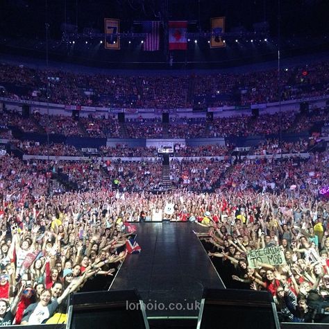 Concert Crowd, Concert Stage Design, Daisy Jones And The Six, Career Vision Board, Dream Music, Dream Vision Board, Singing Career, Concert Stage, Red Tour