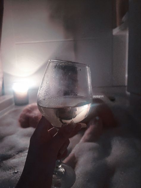 Bubble bath - wine - couple - romantic Bubble Bath Couple Goals, Black Couple Bathtub, Couples Bubble Bath Ideas, Couple Bubble Bath, Bathup Couple, Bath With Boyfriend, Bath Aesthetic Couple, Bath Together Couples, Wine In Bathtub