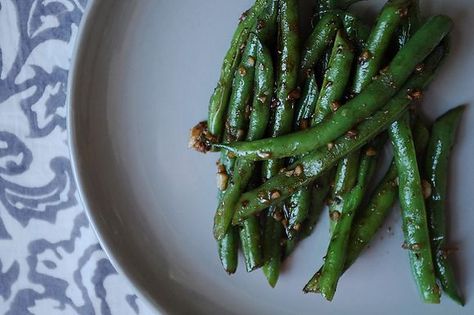 Asian Garlic Green Beans Soy Sauce Green Beans, Asian Green Beans, Garlic Green Bean Recipes, Vegetable Cooking, Recipes With Soy Sauce, Ginger Green Beans, Easy Green Beans, Garlic Green Beans, Green Bean Recipes