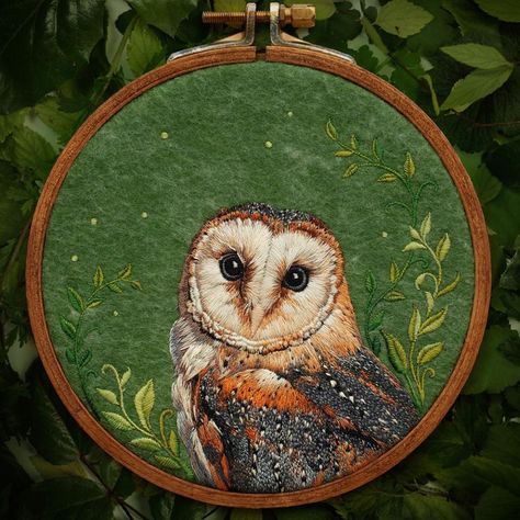 Owl Embroidery, Embroidered Brooch, Embroidered Bird, Hand Embroidery Projects, Bird Embroidery, Thread Painting, Animal Embroidery, Hand Embroidery Art, Crewel Embroidery