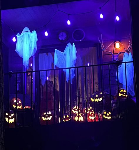 May Not Have A House But I’ve Got A Balcony Halloween Patio Decor, Halloween Decorations Apartment, Entrance Arch, Halloween Patio, Halloween Outside, Casa Halloween, Halloween Party Dinner, Halloween Mantel, Scary Decorations