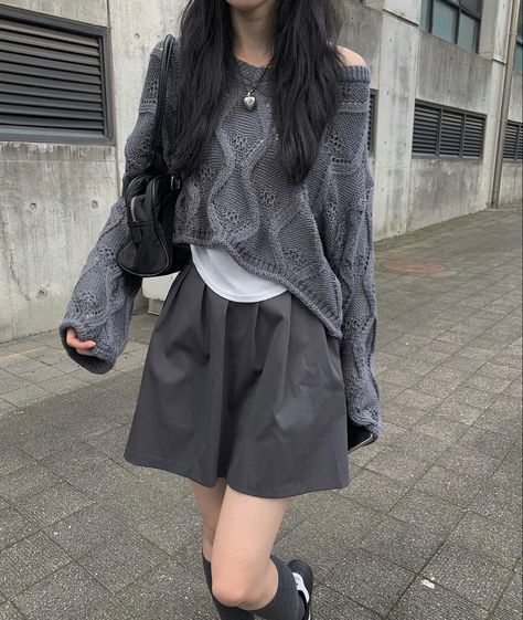 Grey Skirt Outfit, Gray Skirt Outfit, Skirt Outfits Korean, Dolly Fashion, Grey Skirt, Ulzzang Fashion, Swaggy Outfits, Pinterest Fashion, Skirt Outfit