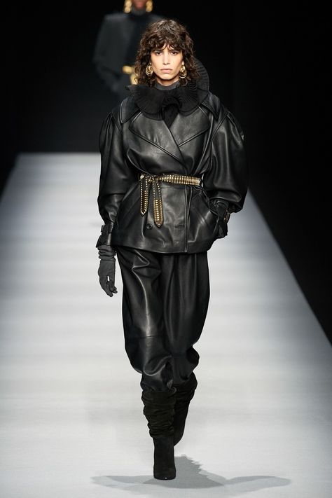 Alberta Ferretti Prêt-À-Porter Automne-Hiver 2020-2021 - Défilés | Vogue Paris Leather Couture, 80s Fashion Trends, Style Goals, Milano Fashion Week, Total Black, Fashion Runway, Fashion Weeks, Alberta Ferretti, Fashion Fall