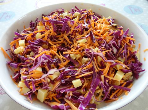 Coleslaw : choux rouge, noix, cantal doux, raisins Slaw For Tacos, Cilantro Slaw, Red Cabbage Salad, Carrot Salad Recipes, Vegan Coleslaw, Carrot Salad, Cabbage Salad, Raw Vegetables, Red Cabbage