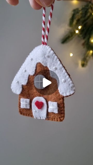 What a Curly Life - baby decor on Instagram: "🌟 Day 2 of free advent calendar is here! 🌟 Make this sweet Gingerbread House following the tutorial. You can download the patterns on my website. Find the link in profile and stories. 😊 🏠🎄If you enjoy this pattern, please share it with others, make it for others and help me on this mission to spread some love. I hope you enjoy it! and if you make it, please share. I can't tell you how happy it makes me. I can't believe some of you have already made the penguin I released yesterday! You're the best. ❤️ 🪡🧵 You'll need: - Felt sheets in ginger, white and red - Embroidery thread in white and brown. - Cord or lace - Glue gun or felt glue - sewing needles - Scissors #ChristmasSewing #DIYChristmas #HolidayCrafts #HandmadeGifts #SewingPatterns # Felt Xmas Decorations Templates, Felt Gingerbread House Ornament, Christmas Tree Felt Ornaments, Felt Christmas Decorations Patterns Free, Felt Sheet Crafts, Felt Christmas Ornaments Patterns Free, Sewing Advent Calendar, Felt Xmas Decorations, Felt Gingerbread House