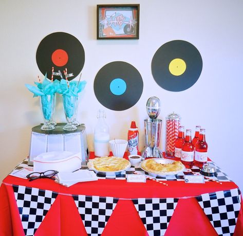 1950s Diner Theme Piecyling Party with FREE Printables 50s America, 1950s Party Decorations, 1950s Party Ideas, 50s Party Decorations, 1950s Theme Party, 60's Party, 50s Theme, Grease Party, 50s Theme Parties