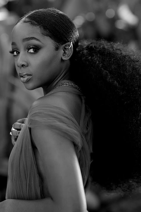 Thuso Mbedu Thuso Mbedu, Woman King, Brown Girls Makeup, Simple Fall Outfits, Girls Braids, Vintage Portraits, Brown Girl, Emmy Awards, Girls Makeup