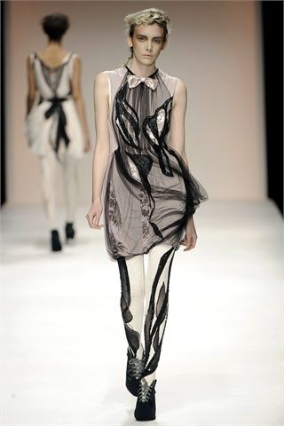 line in fashion can create optical illusions Optical Illusions Fashion, Optical Illusion Fashion, Diary Images, Franca Sozzani, Personal Investigation, Fashion Week Trends, Jonathan Saunders, Fashion Diary, Trend Analysis