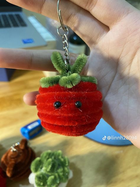 Fuzzy Wire Keychain Ideas, Fuzzy Wire Crafts, Pipe Cleaner Keychain, Pipe Cleaner Ideas, Keychain Diy Easy, Fuzzy Wire, Chenille Stem Crafts, Diy Crafts Easy At Home, Recycled Ideas