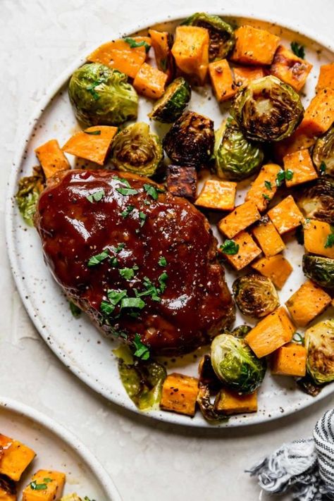 Meatloaf With Vegetables, Hello Yummy, Pan Meatloaf, Food Monster, Mini Meatloaf, Mini Meatloaves, Meatloaf Dinner, Real Food Dietitians, Mini Meatloafs