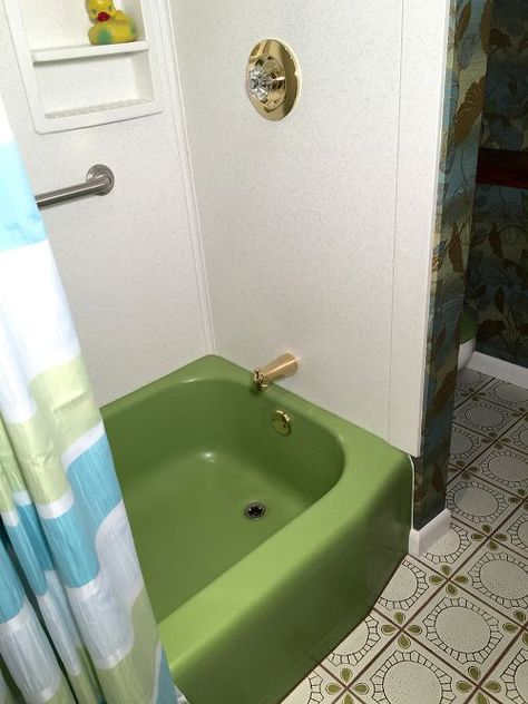 1970s bathroom retro Green Bathtub, Green Bathtub Bathroom Ideas, 70s Bathroom Aesthetic, 1970s Bathroom Remodel, Retro Green Bathroom, 70’s Bathroom, Retro Green Tile Bathroom, Vintage Green Bathroom, Green Bathroom Suite Retro