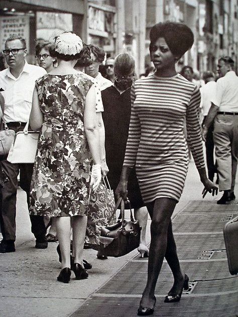 How to dress like a Mod from the sixties. Everything you need to know about mod fashion. African American Clothing, Walking Down The Street, Fashion 1960s, Vintage Black Glamour, Look Retro, 5th Avenue, Mod Fashion, 1960s Fashion, Nyc Fashion