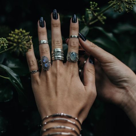 Rings Aesthetic, Crystal Bead Jewelry, Edgy Jewelry, Magical Jewelry, Penteado Cabelo Curto, Funky Jewelry, Jewelry Lookbook, Jewelry Outfit, Swirl Design