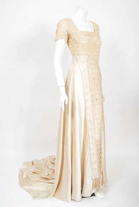 Vintage 1910s Ivory Crème Embroidered Net-Lace and Silk Satin Trained Bridal Gown For Sale at 1stDibs 1910s Evening Gowns, Wedding Gown Vintage, Edwardian Wedding Dress, Edwardian Gowns, Los Angeles Vintage, Edwardian Wedding, 1910s Fashion, Gown Vintage, Gold Wedding Dress