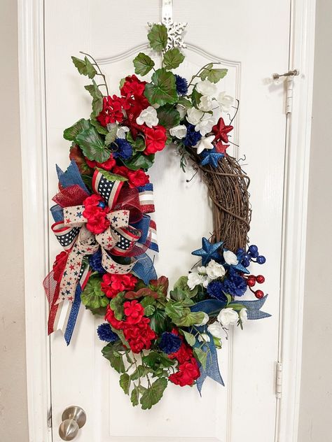 Patriotic Door Wreath, American Wreath, White Floral Centerpieces, Summer Centerpieces, Memorial Day Wreaths, Americana Wreath, July Wreath, Homemade Art, Red Geraniums