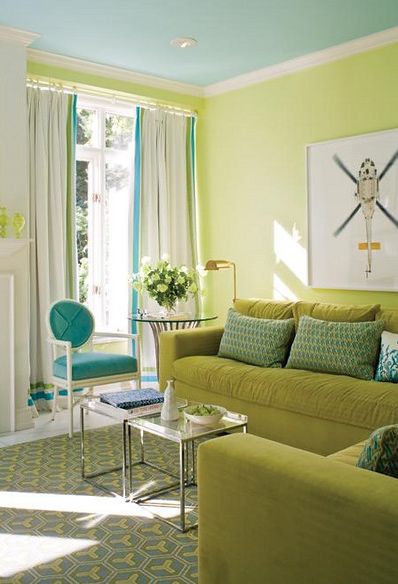 lime green walls and pale tourquoise ceiling. Living Room Turquoise, Blue Ceilings, House Of Turquoise, Living Room Color Schemes, Green Furniture, Design Salon, Green Sofa, Trendy Living Rooms, Room Color Schemes