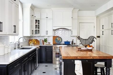 Must-have features for functional kitchen cabinets  #moderncabinets  #renovation #montreal #mtllifestyle #mtllife #creative #kitchencabinets #kitchendecor #kitchenremodel #kitchenrenovation #kitchensofinstagram #woodworking #capentry #construction #custom Black Bottom Cabinets White Upper, Black Bottom Cabinets, Wooden Kitchen Cabinets, Kitchen Cabinets And Countertops, Black Kitchen Island, Black Kitchen Cabinets, Black Bottom, Farmhouse Style Kitchen, Functional Kitchen