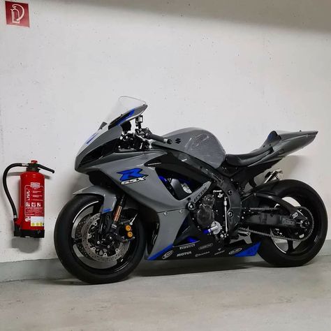 Suzuki Gsx R 750, Image Moto, Custom Sport Bikes, Bike Photoshoot, Pretty Bike, Gsxr 750, Bike Pic, Suzuki Gsxr1000, Suzuki Motorcycle