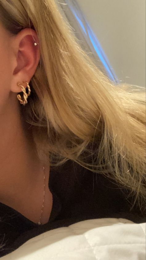 2nds Piercing, Gold Hoop Ear Stack, 2 Lobes And Helix Piercing, Gold Cartilage Hoop Ear Piercing, Helix Earrings Aesthetic, Simple Gold Ear Stack, Helix Aesthetic, Clean Girl Earring Stack, Helix Piercing Aesthetic