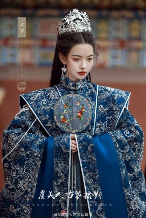 Lu Quiaqio, the Empress of the Jin Dynasty has given his heart, soul,… #historicalfiction #Historical Fiction #amreading #books #wattpad China Hanfu, Jin Dynasty, Traditional Asian Dress, Wedding Maids, Ancient Chinese Clothing, Japon Illustration, The Emperor, Chinese Wedding, Poses References